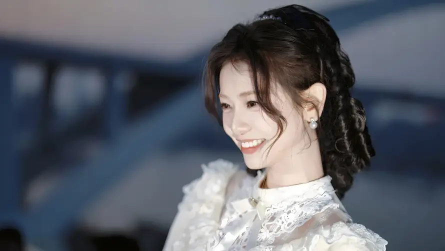 4k微笑壁纸-白衣美女壁纸和美女-精致发型壁纸推荐「哲风壁纸」