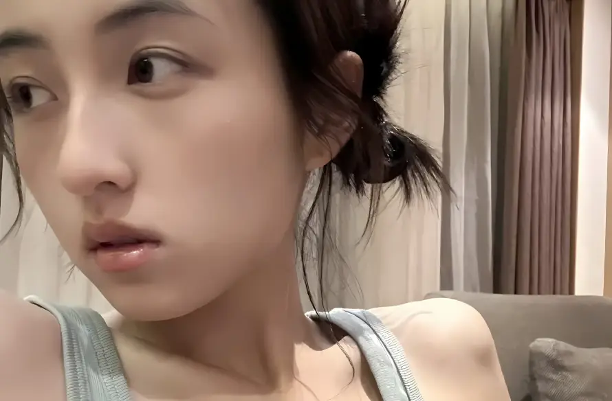 2k吊带壁纸-丸子头与室内-浅灰吊带热门的壁纸「哲风壁纸」