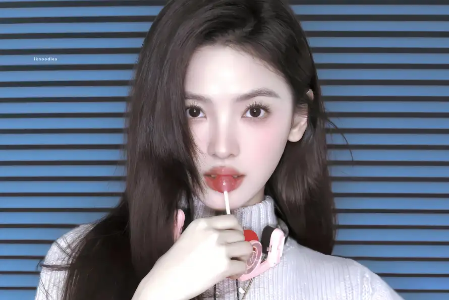 4k红唇壁纸-棒棒糖和美女-白色毛衣壁纸推荐「哲风壁纸」