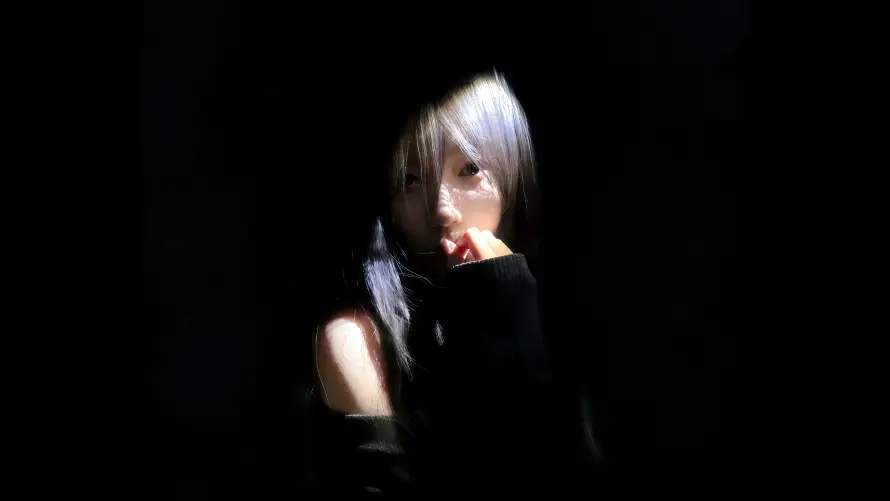 8k光影美女壁纸-动漫角色与暗黑背景-银发美女「哲风壁纸」