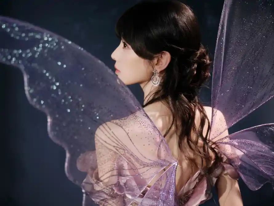 5k侧颜壁纸-暗背景与美女-紫色服饰壁纸推荐「哲风壁纸」