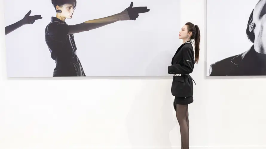 2k展览壁纸-美术馆和美女-黑衣美女壁纸分享「哲风壁纸」