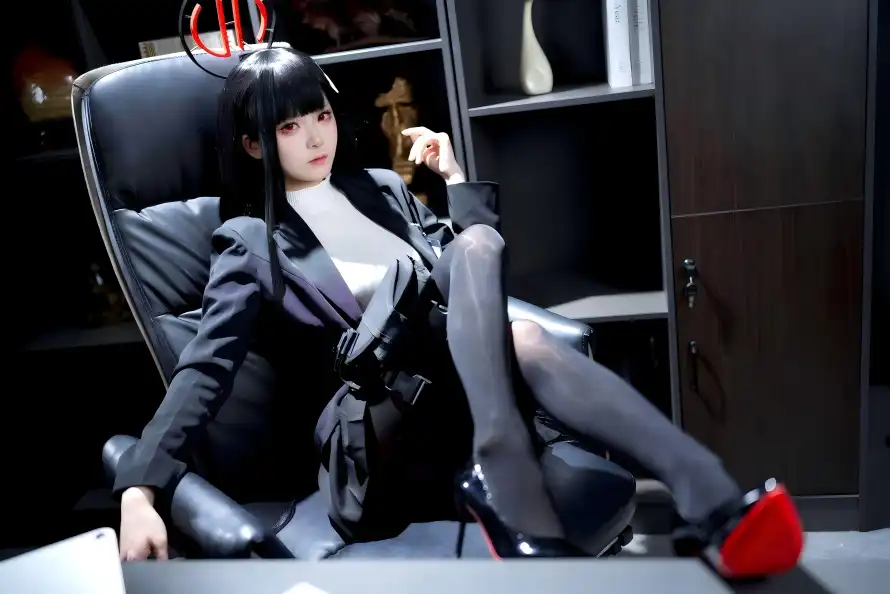6k红鞋壁纸-办公椅壁纸和美女-黑色西装免费下载「哲风壁纸」