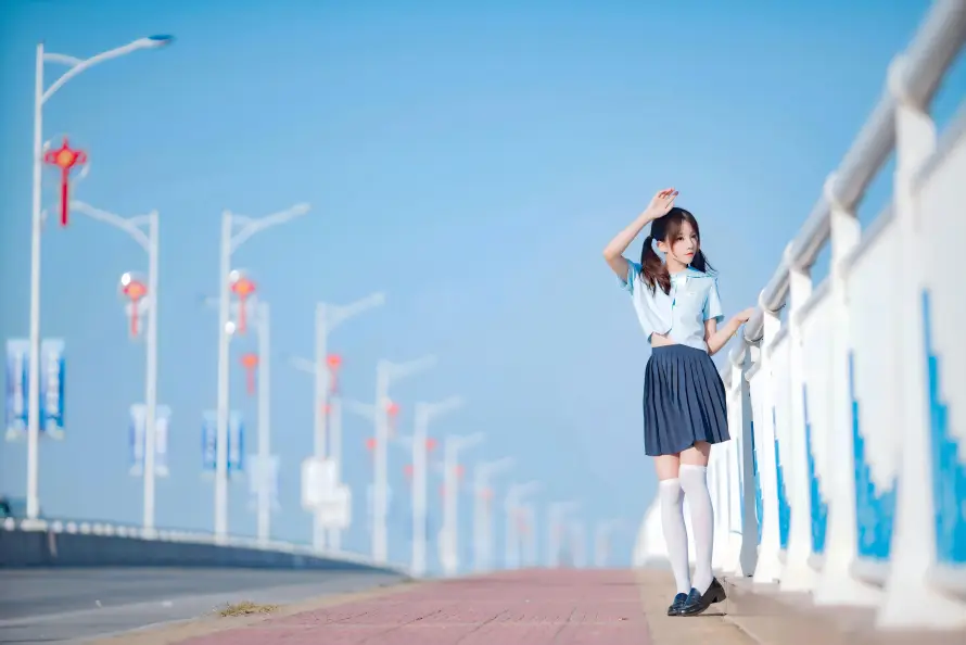 4k女生壁纸 - 桥 - 短裙 - 蓝天「哲风壁纸」
