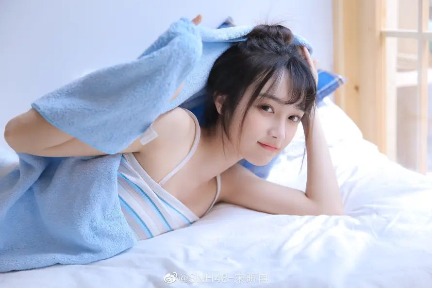 4k卧室壁纸-蓝色浴巾壁纸和美女-壁纸推荐「哲风壁纸」