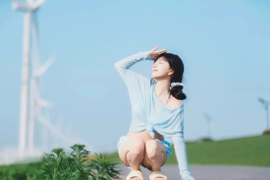 6k户外壁纸-浅蓝色上衣与美女-草地热门的壁纸「哲风壁纸」