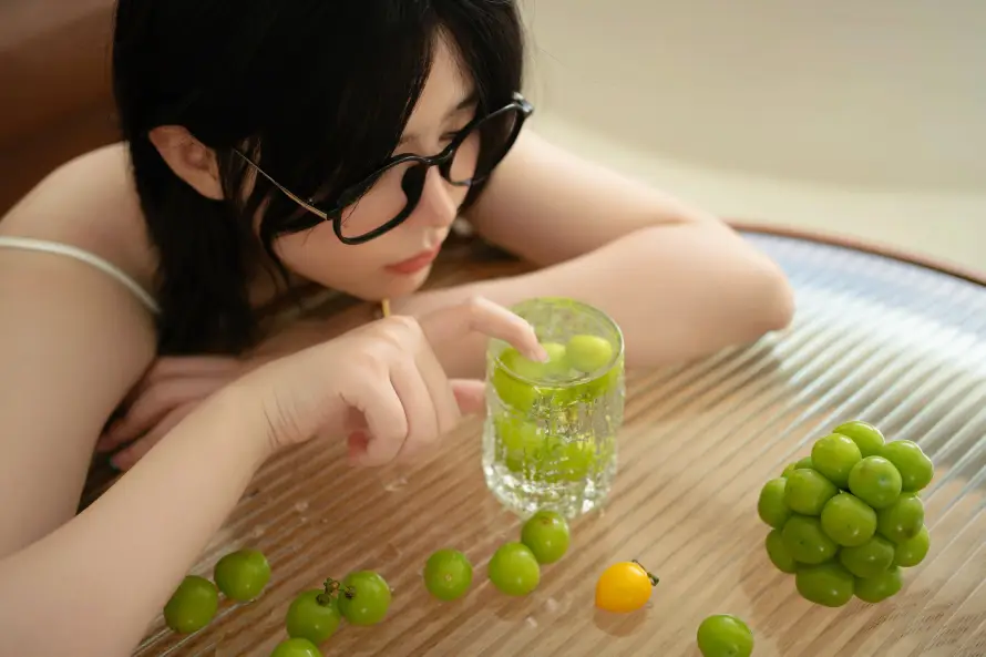 7k休闲壁纸-玻璃杯和夏日-绿色葡萄壁纸推荐「哲风壁纸」
