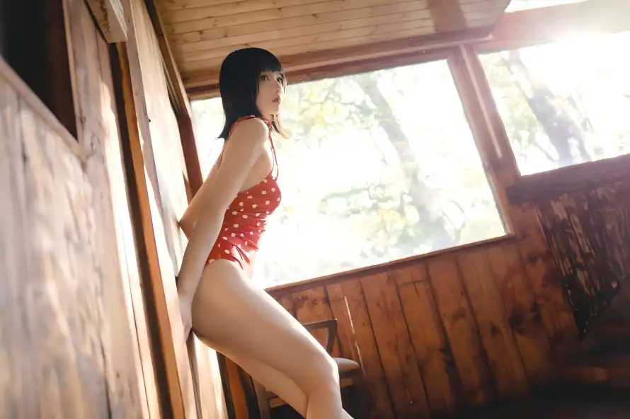 7k写真壁纸-木质房间与女性-波点泳衣热门的壁纸「哲风壁纸」