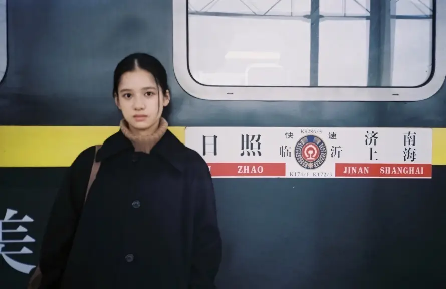 2k火车壁纸-张婧仪和铁路-人物写真免费下载「哲风壁纸」