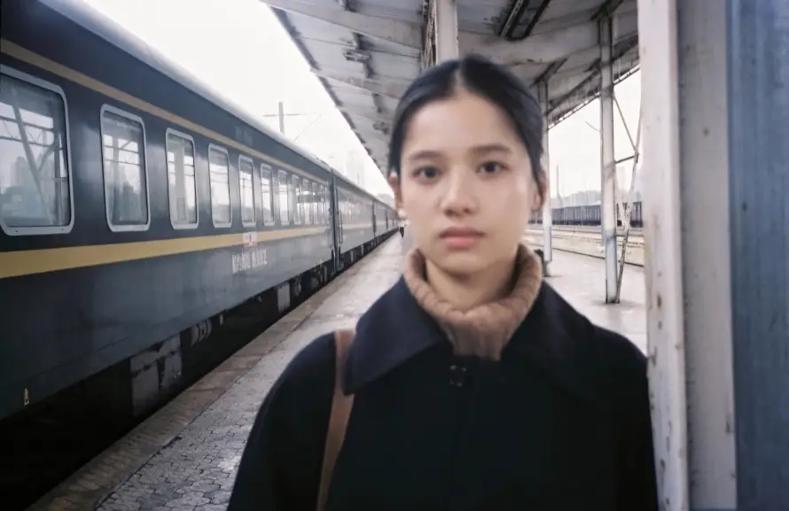 2k火车壁纸-张婧仪与站台-人物肖像热门的壁纸「哲风壁纸」