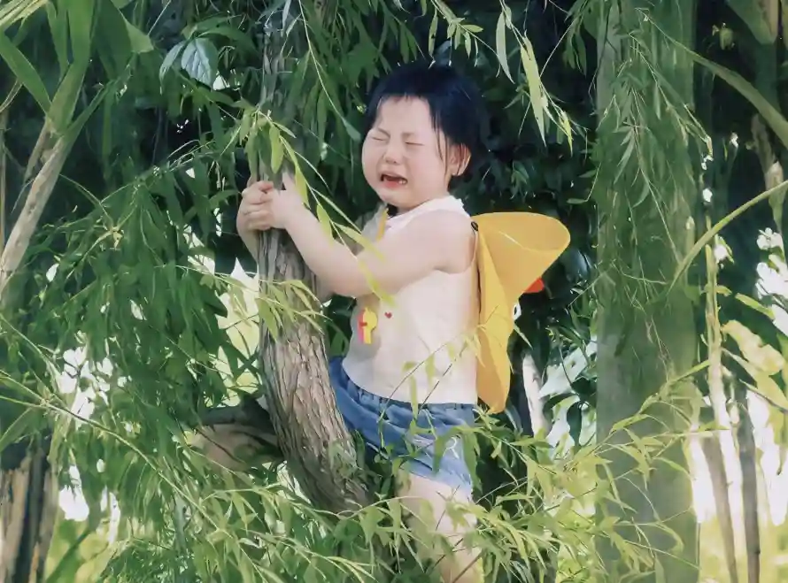2k儿童壁纸-瑶一瑶 - 户外-牛仔短裤热门的壁纸「哲风壁纸」