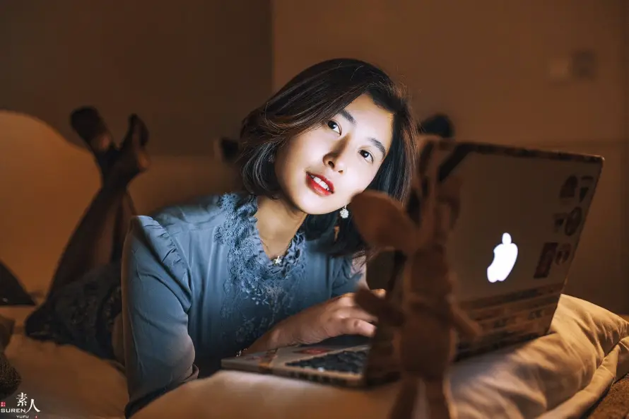 2k休闲壁纸-短发女性 - 灯-蓝色上衣壁纸分享「哲风壁纸」