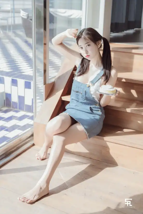 4k光影壁纸 - 少女 - 清新 - 赤脚「哲风壁纸」
