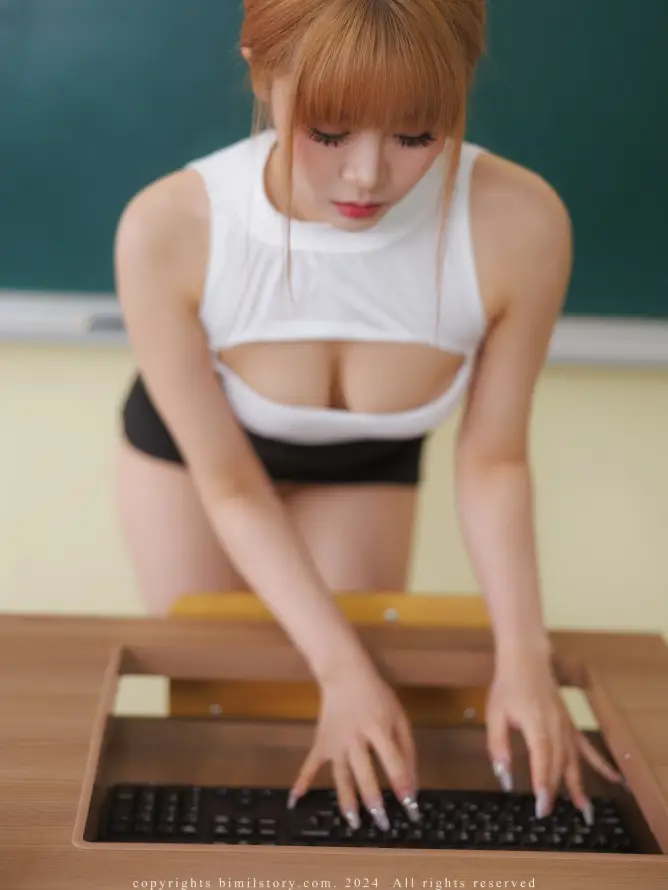 4k性感壁纸 - 教室 - 红发 - 键盘「哲风壁纸」