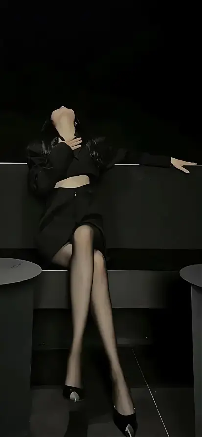 4k坐姿壁纸 - 女性 - 大长腿 - 暗环境「哲风壁纸」