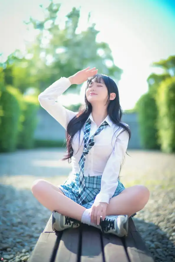 4k公园壁纸 - 女生 - 户外 - 校服「哲风壁纸」