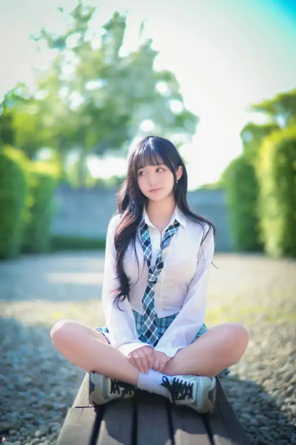 4k坐姿壁纸 - 少女 - 户外 - 木凳「哲风壁纸」