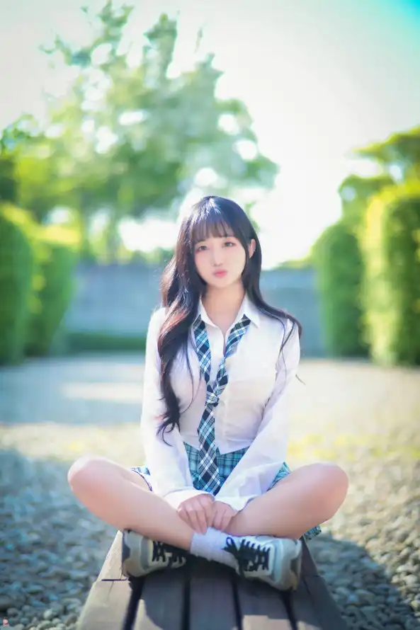 4k坐姿壁纸 - 女生 - 户外 - 木板「哲风壁纸」