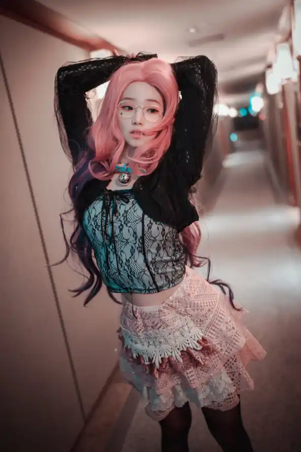 4k丝袜壁纸 - 少女 - 蕾丝裙 - 室内走廊「哲风壁纸」