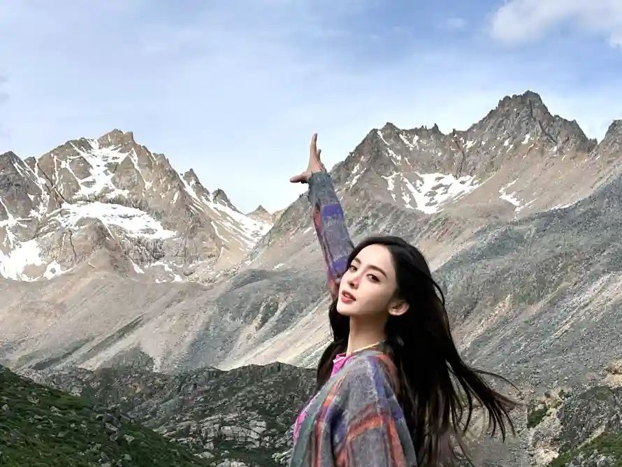 4k山脉壁纸-女明星 - 微笑-古力娜扎免费下载「哲风壁纸」