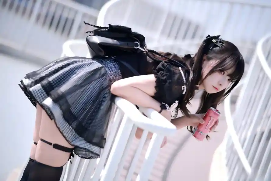 8k少女壁纸-双马尾和户外-手持饮料壁纸推荐「哲风壁纸」