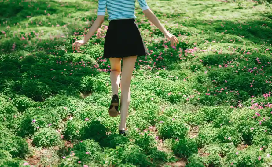 4k奔跑壁纸 - 安逸 - 小花 - 背影「哲风壁纸」