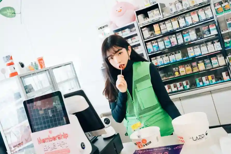 2k吃糖壁纸-收银台和商品-日常场景免费下载「哲风壁纸」