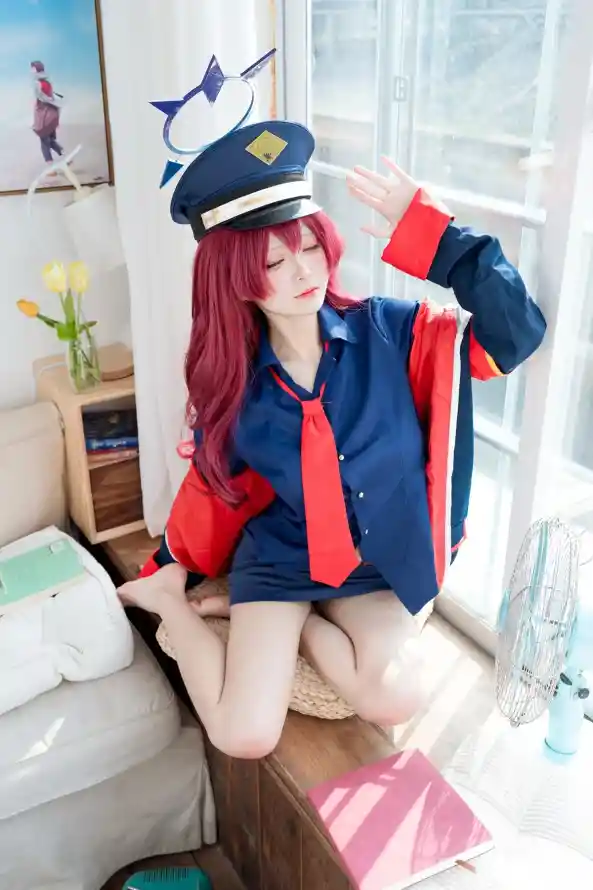 4k女警察壁纸 - 红领带 - 俏皮姿势 - 制服写真「哲风壁纸」