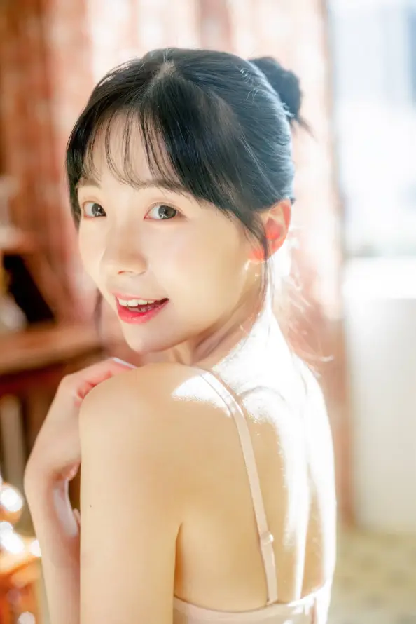 4k吊带壁纸 - 室内 - 微笑 - 温馨「哲风壁纸」