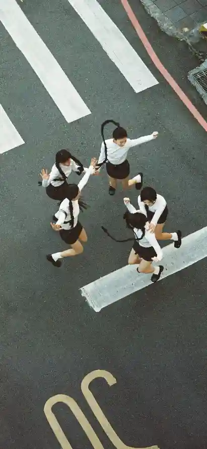 4k团体壁纸 - 奔跑 - 女孩 - 校服「哲风壁纸」