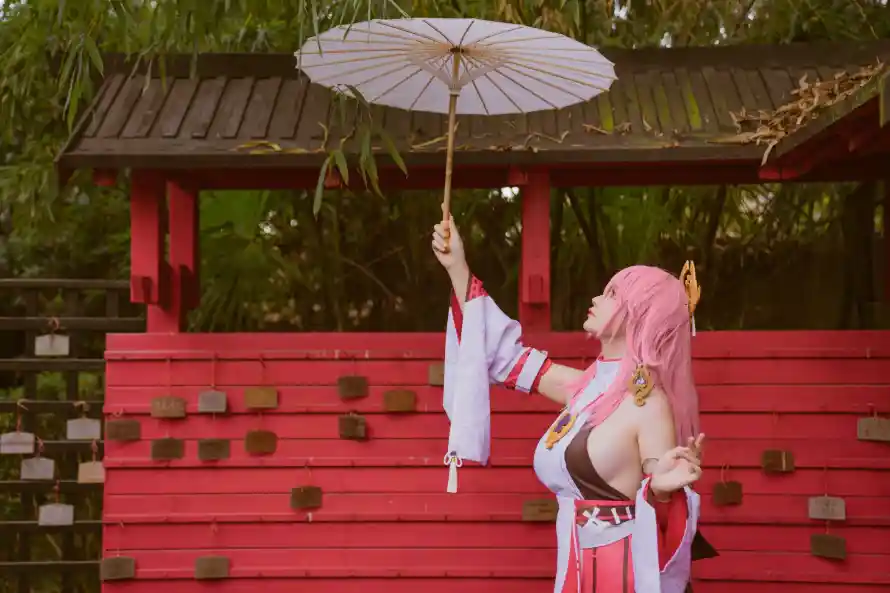 4k少女壁纸 - 户外 - 粉色 - 红墙「哲风壁纸」