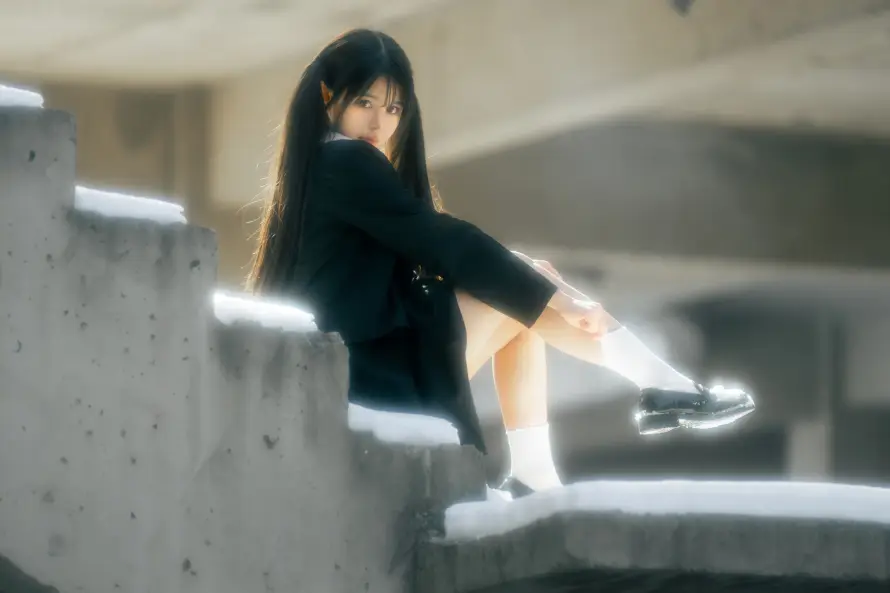 4k冬日壁纸 - 坐姿 - 女孩 - 楼梯「哲风壁纸」