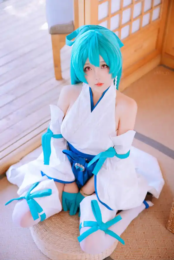 4k坐姿壁纸 - 绿色 - 蓝发 - 初音未来「哲风壁纸」