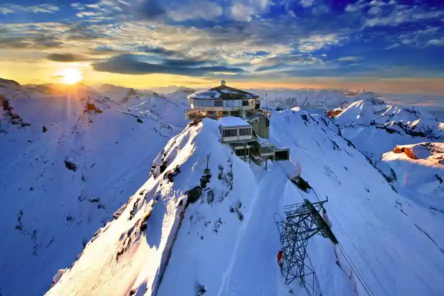 2k云海壁纸-山顶建筑与雪-自然风光热门的壁纸「哲风壁纸」