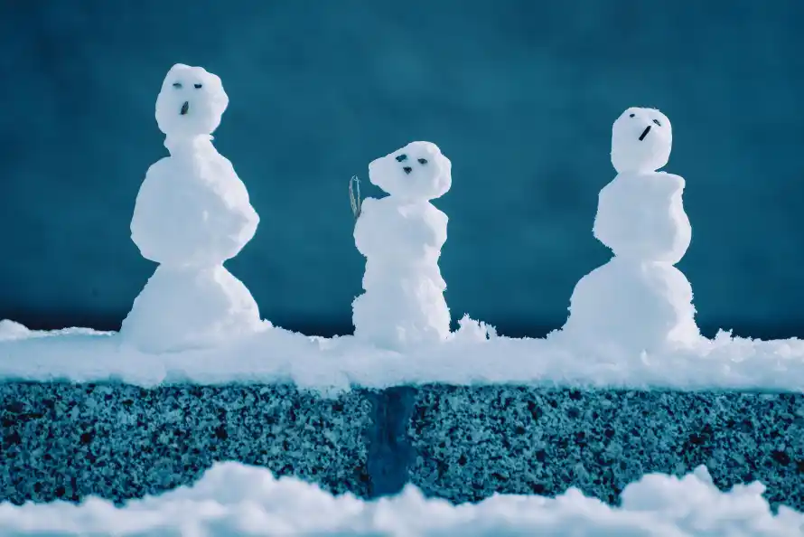 6k冬季壁纸-堆雪人 - 寒冷-三个雪人壁纸分享「哲风壁纸」