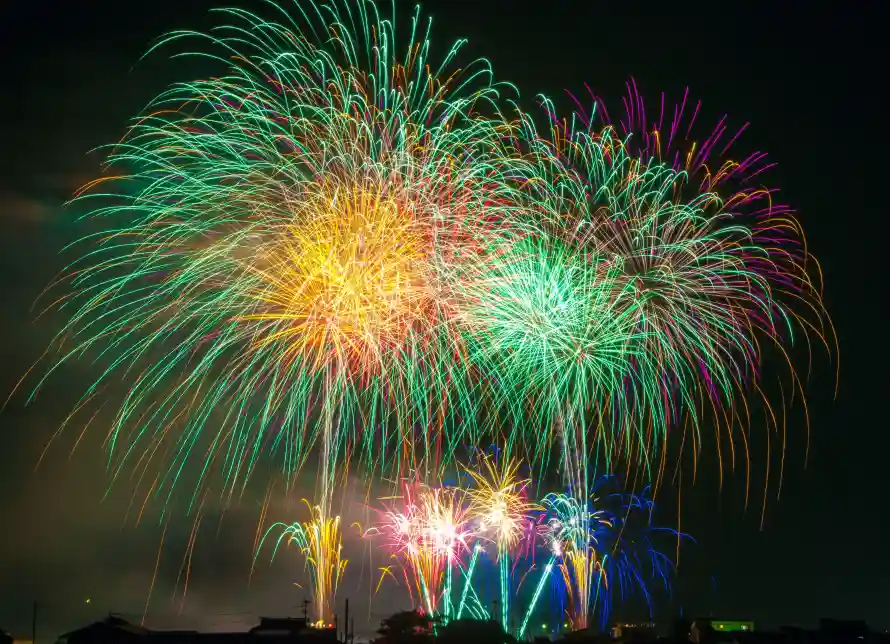 4k夜景壁纸-烟花绽放壁纸和夜空-紫色烟花壁纸分享「哲风壁纸」