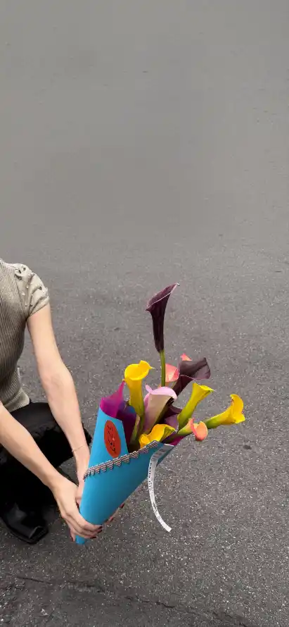 4k人物壁纸 - 户外 - 手持 - 道路「哲风壁纸」