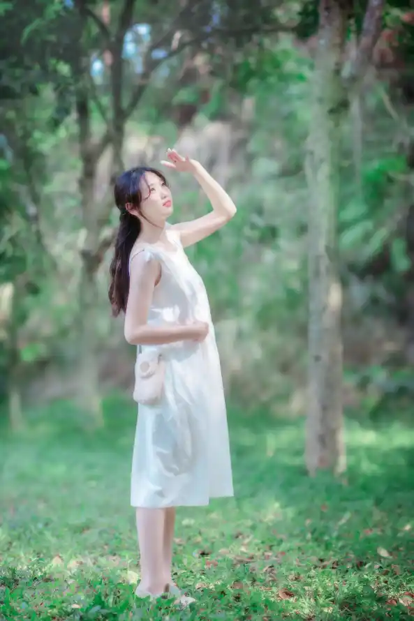 4k夏日壁纸 - 女孩 - 户外 - 树林「哲风壁纸」