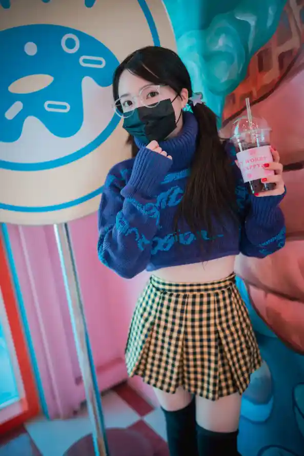 4k口罩壁纸 - 商场 - 女生 - 毛衣「哲风壁纸」