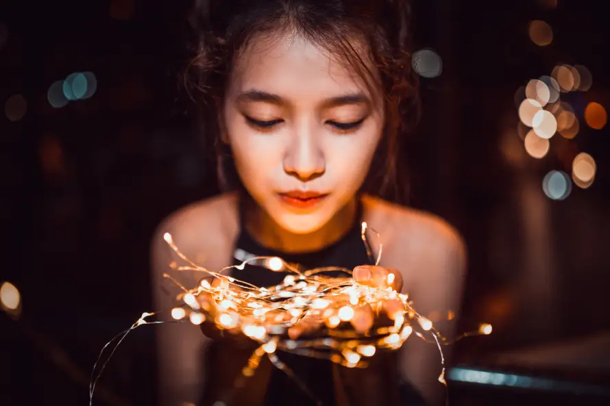 4k人像壁纸 - 光斑 - 夜晚 - 少女「哲风壁纸」