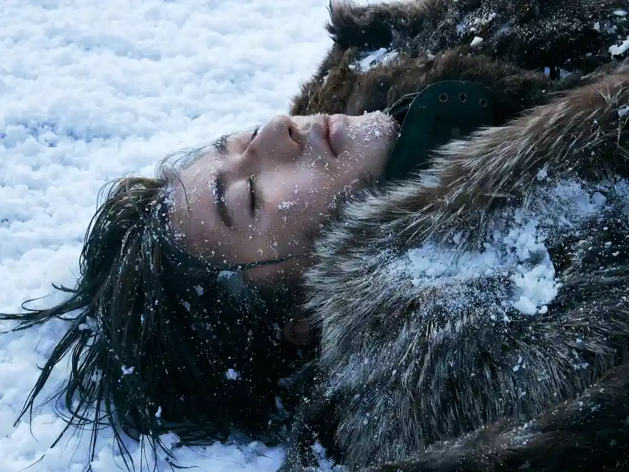 3k下雪壁纸-清冷感 - 冬季-毛领外套热门的壁纸「哲风壁纸」