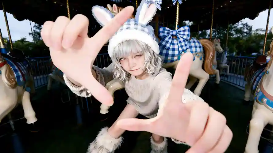 5k俏皮壁纸-兔耳帽壁纸和少女-旋转木马热门的壁纸「哲风壁纸」