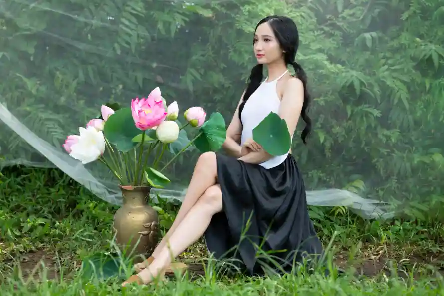 6k凉鞋壁纸-铜花瓶和户外-白色荷花壁纸分享「哲风壁纸」
