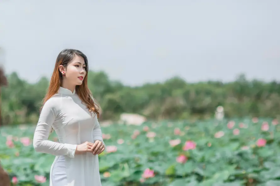 6k人像壁纸-长发壁纸和荷塘-热门的壁纸「哲风壁纸」