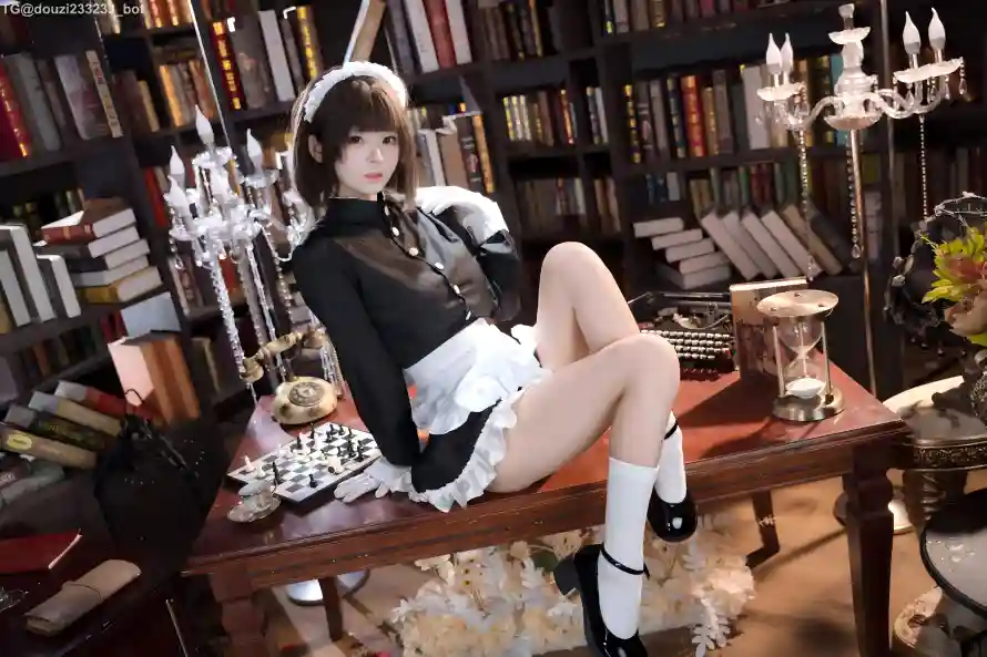 5k书房壁纸-cos与书架-短发少女热门的壁纸「哲风壁纸」