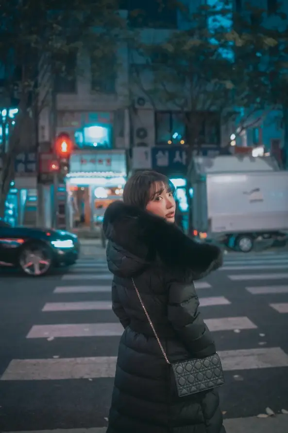 4k冬装壁纸 - 城市 - 夜景 - 少女「哲风壁纸」