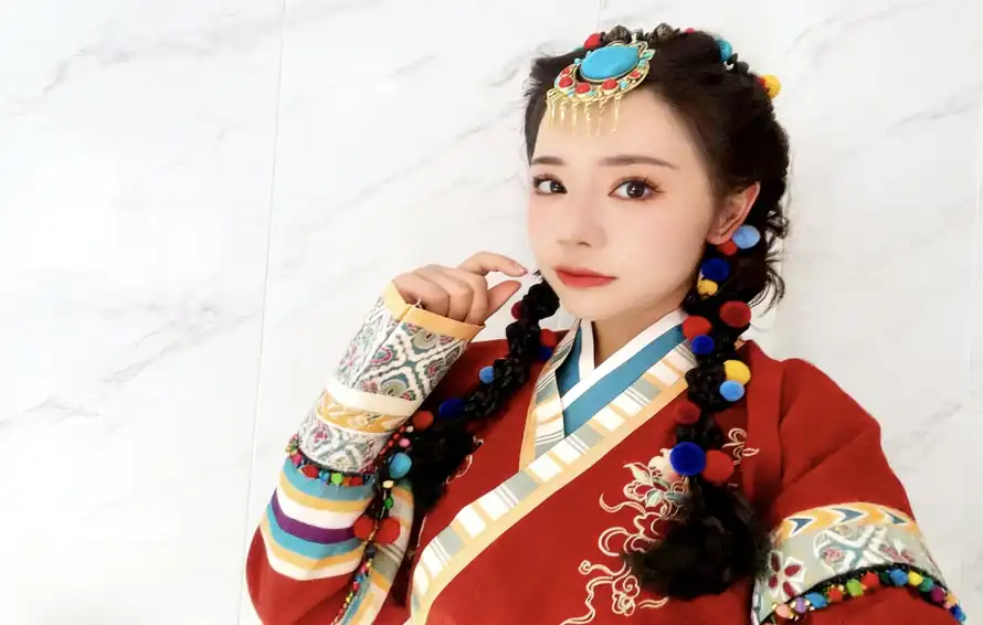 2k刺绣壁纸-萌妹子 - 女神-红色藏袍免费下载「哲风壁纸」