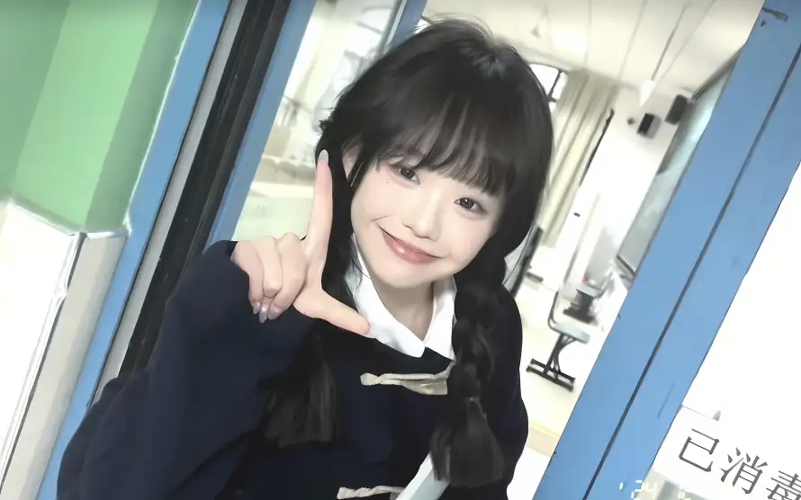 4k可爱壁纸 - 室内 - 少女 - 微笑「哲风壁纸」