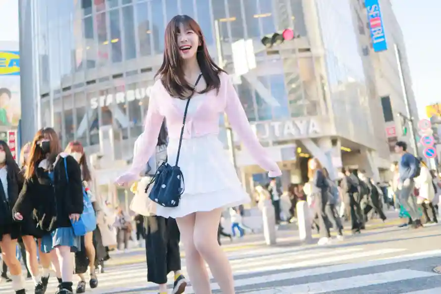 7k商场壁纸-商业街与城市-甜美女孩免费下载「哲风壁纸」