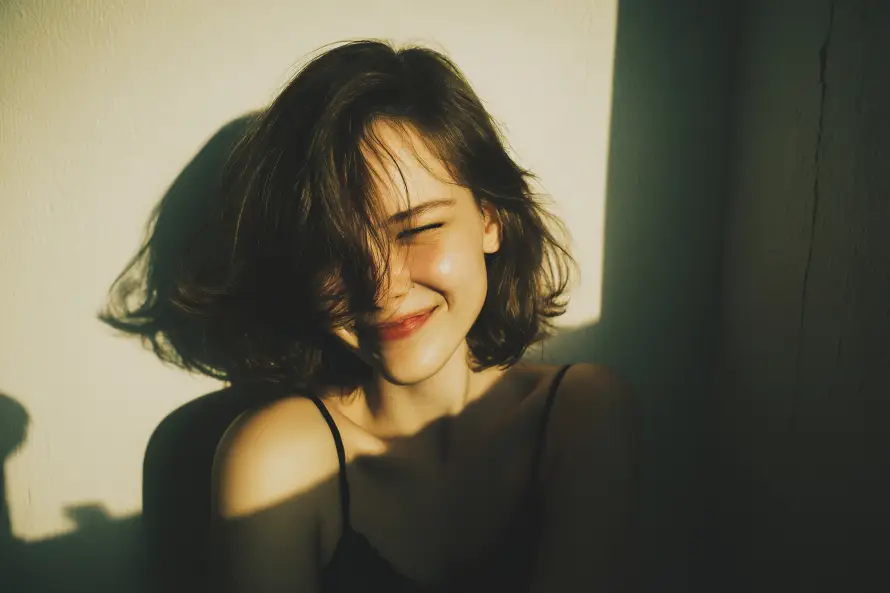 4k光影壁纸 - 少女 - 微笑 - 早晨「哲风壁纸」